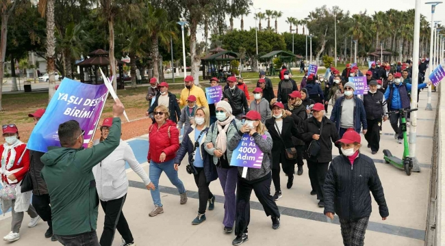 Mersin'de 'Aktif ve başarılı yaş alma yürüyüşü' düzenlendi