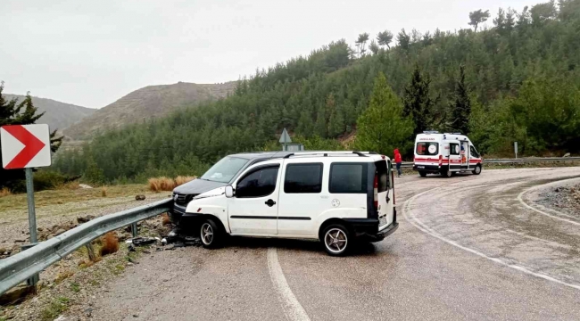 Osmaniye'de iki araç kafa kafaya çarpıştı: 2 yaralı