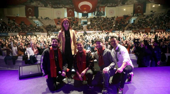 Ünlü pop sanatçısı Emre Aydın gazi şehirliler için konser verdi