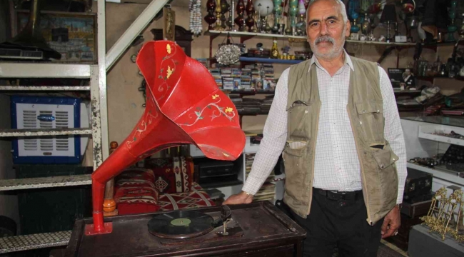 Asırlık gramafonlar antikacıların dükkanlarını süslüyor