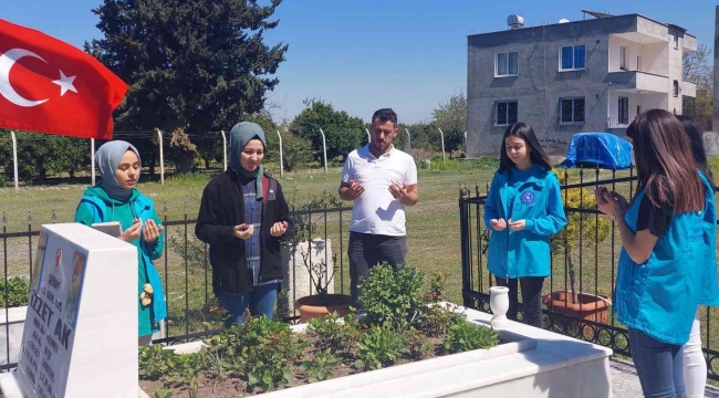 Gönüllü gençler şehit kabirlerini temizledi