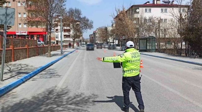 Kamera yok diye kırmızı ışıkta geçenler sivil ekibe yakalandı