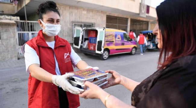 Mersin'de günde 12 bin kişiye iftar yemeği ulaştırılıyor