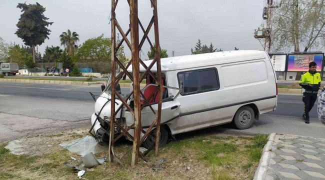 Minibüs elektrik direğine çarptı: 4 yaralı