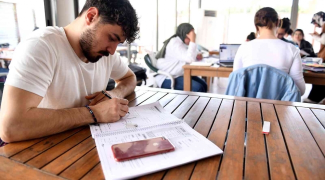 Öğrenciler Büyükşehir Belediyesinin kütüphanesinde sınava hazırlanıyor