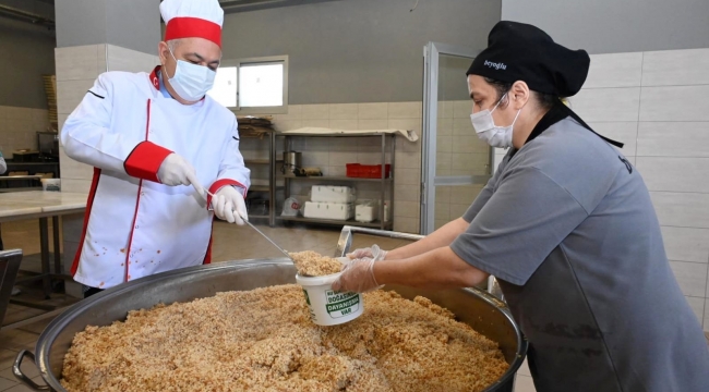 Osmaniye'de günde 3 bin kişiye sıcak yemek