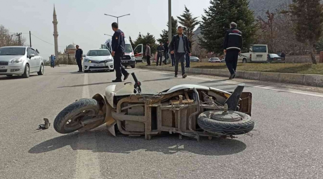 Otomobilin çarptığı elektrikli bisiklet sürücüsü yaralandı