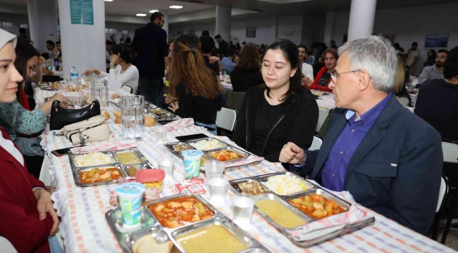 Rektör Özaydın ilk iftarını öğrencilerle birlikte yaptı