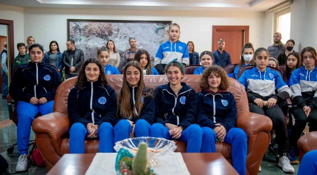 Şampiyon voleybolcu kızlardan Başkan Akay'a kupalı teşekkür