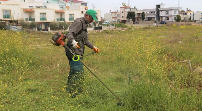 Toroslar'da yeşil alanların bakımı yapılıyor