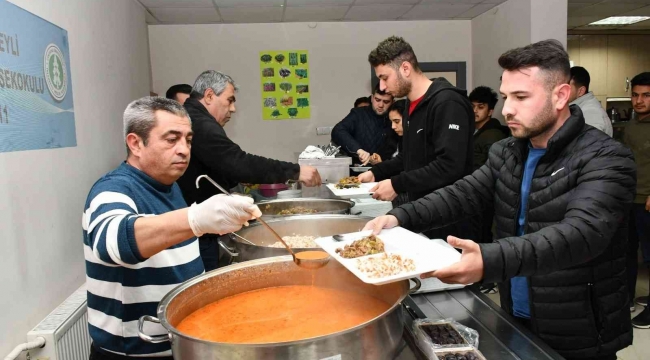 Tufanbeyli'de üniversite öğrencileri Başkan Ergü ile iftarlarını açtı