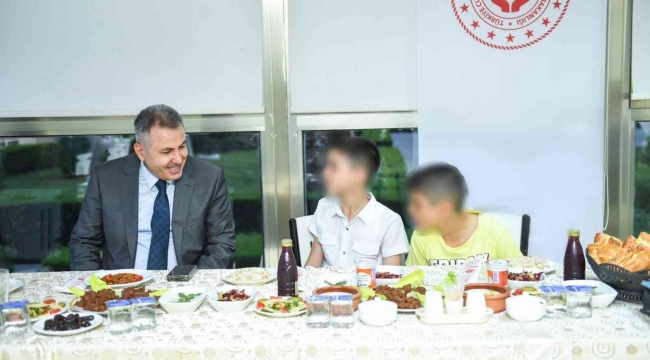 Vali Elban çocuklarla iftarda buluştu