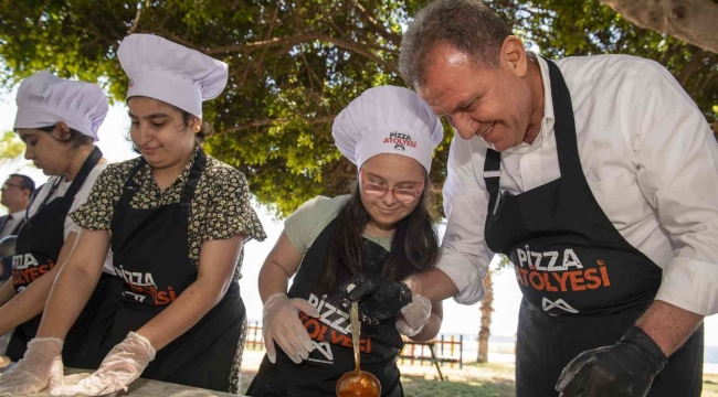 Başkan Seçer, özel gereksinimli çocuklarla pizza yaptı