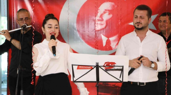 Medıcal Park Gaziantep'te hemşirelerden 19 Mayıs düeti