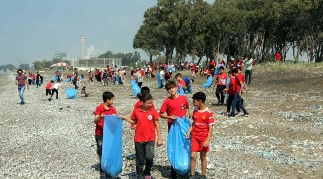 Mersin'de 300 öğrenci deniz kaplumbağaları için sahili temizledi