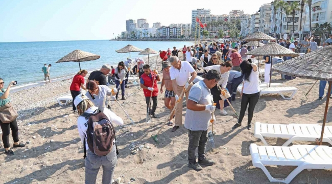 Mezitli Belediyesi çalışanları gönüllü olarak sahili temizledi