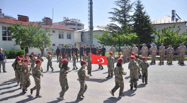 Minik öğrencilerden jandarmaya moral