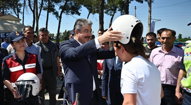 Osmaniye'de motosiklet sürücülerine kask dağıtıldı