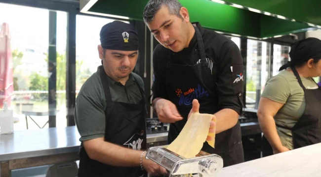 Özel gençler, Tirat Mutfak Atölyesinde makarna yaptı