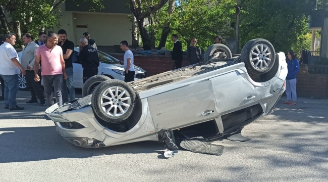 Park halindeki otomobile çarpan araç takla attı: 1 yaralı