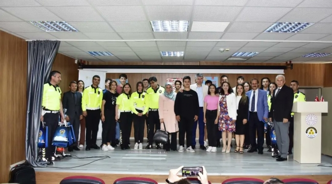 Polis, öğrencilere trafik kurallarını tiyatroyla öğretti