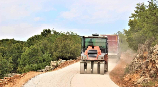 Silifke'de üretim bölgelerinin yolları asfaltlanıyor