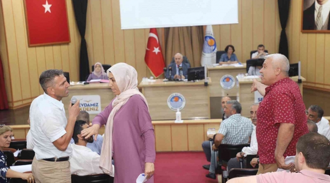 Akdeniz Belediye Meclisi'nde 'İstiklal Marşı' ve 'Öcalan' gerginliği