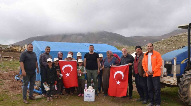 Büyükşehir Belediyesinden Yörüklere, hijyen kolisi, oyuncak ve şeker