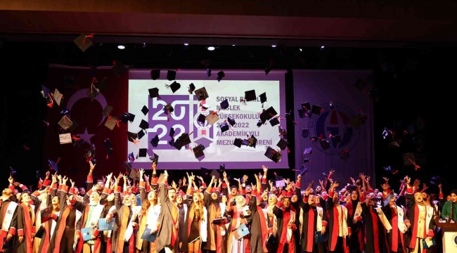 GAÜN Sosyal Bilimler MYO'da mezuniyet sevinci