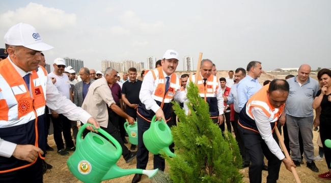 Mersin'de fidanlar toprakla buluştu