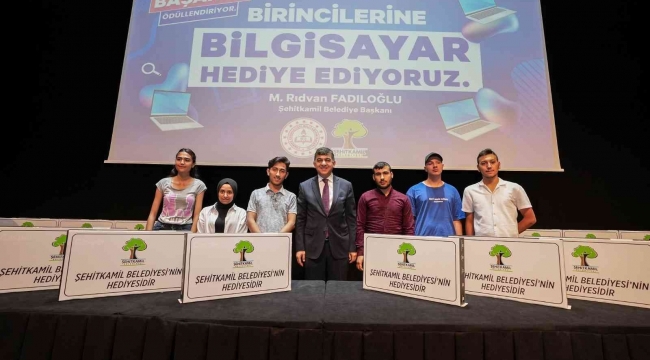 Şehitkamil'deki lise öğrencilerine dizüstü bilgisayar ödülü