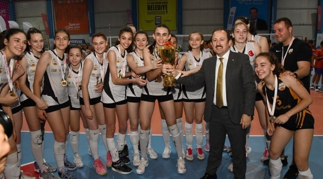 Vali Pehlivan, voleybolun şampiyonlarına ödüllerini verdi