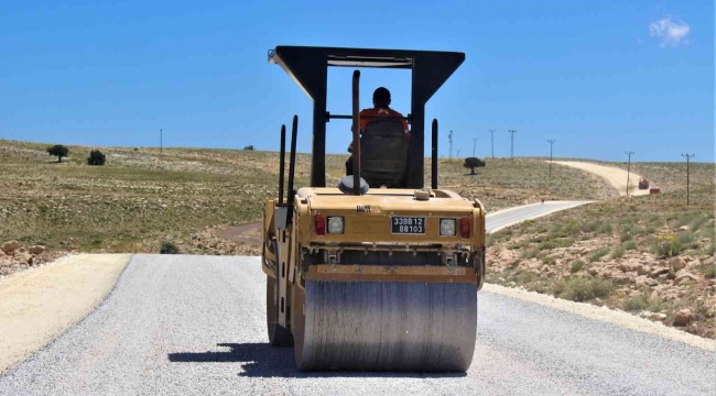 Erdemli'nin kırsal mahallelerinde asfalt çalışmaları sürüyor