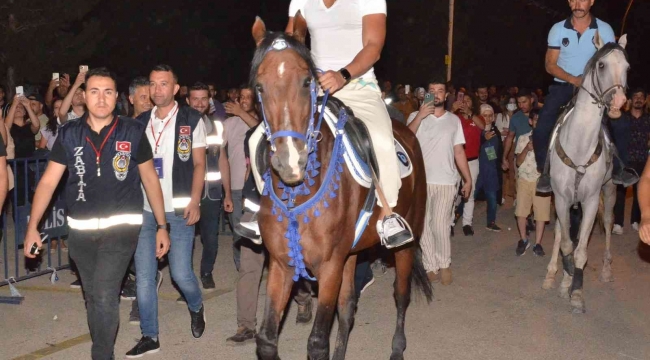 Koray Avcı, sahneye atla geldi