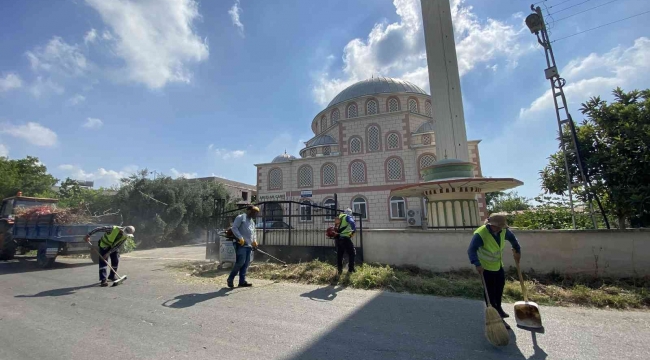 Tatil bölgesi Erdemli'de temizlik çalışmaları hız kesmiyor