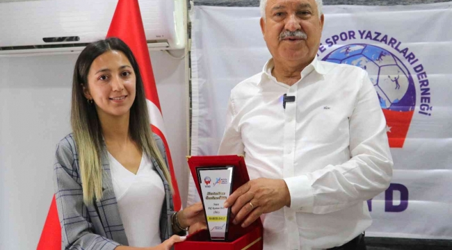 TSYD'den İHA muhabiri Elif Ayşenur Bay'a ödül