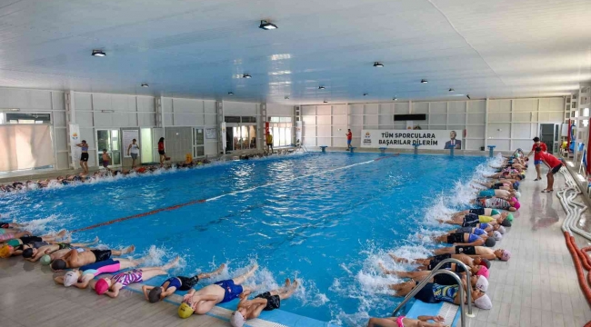 Adana'da 15 bin çocuk yüzme öğrenecek
