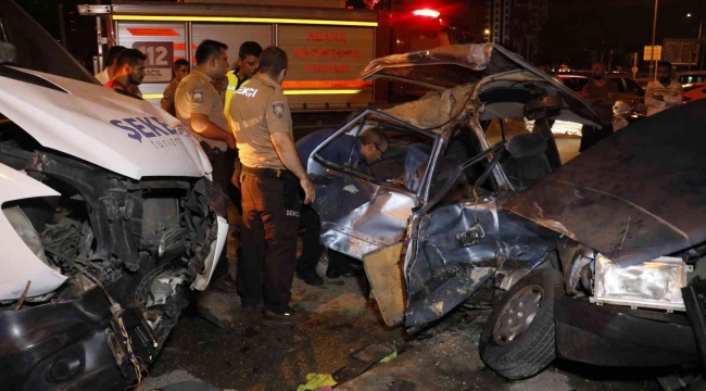 Adana'da otomobil ile servis aracı çarpıştı: 4 yaralı