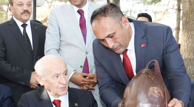 Başkan Yılmaz'dan Bahçeli'ye Malazgirt Zaferinin yıl dönümünde anlamla hediye