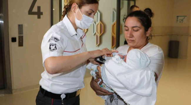 Bu hastanede bebekler ve anneleri çipli bileklikler ile güvende