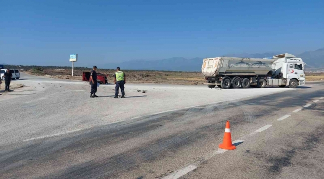 Hatay'da tır ile çırpışan otomobilin sürücüsü yaralandı