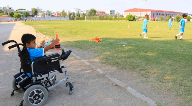 İki bacağı kesilip tekerlekli sandalyeye mahkum kalan Muhammed'in futbol aşkı