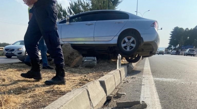 Otomobilin çarptığı elektrik direği başka bir otomobilin üzerine devrildi: 5 yaralı