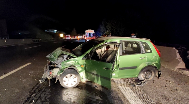 Otoyolda beton bariyerlere çarpan otomobilin sürücüsü yaralandı