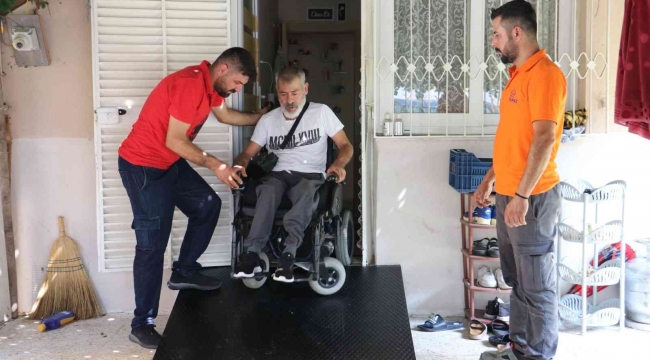 Toroslar'da yürüme engelli vatandaşın evine özel rampa