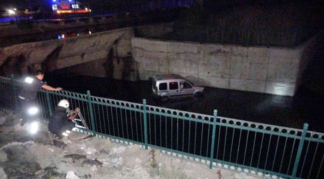 Adana'da hafif ticari araç kanala düştü: 1 yaralı