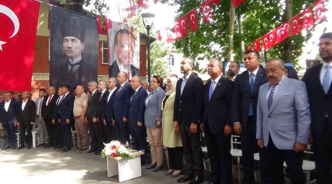 Bakan Derya Yanık, katıldığı festivalde vatandaşlara Maraş dondurması ikram etti