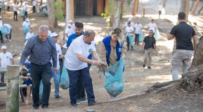 Başkan Akay ve Topuz tabiat parkında çöp topladı