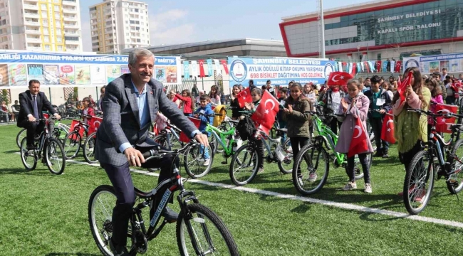 Gaziantep'te başarılı öğrencilere bisiklet hediyesi