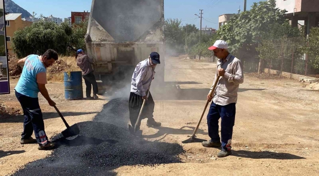 Kozan'da bozulan yollar onarılıyor